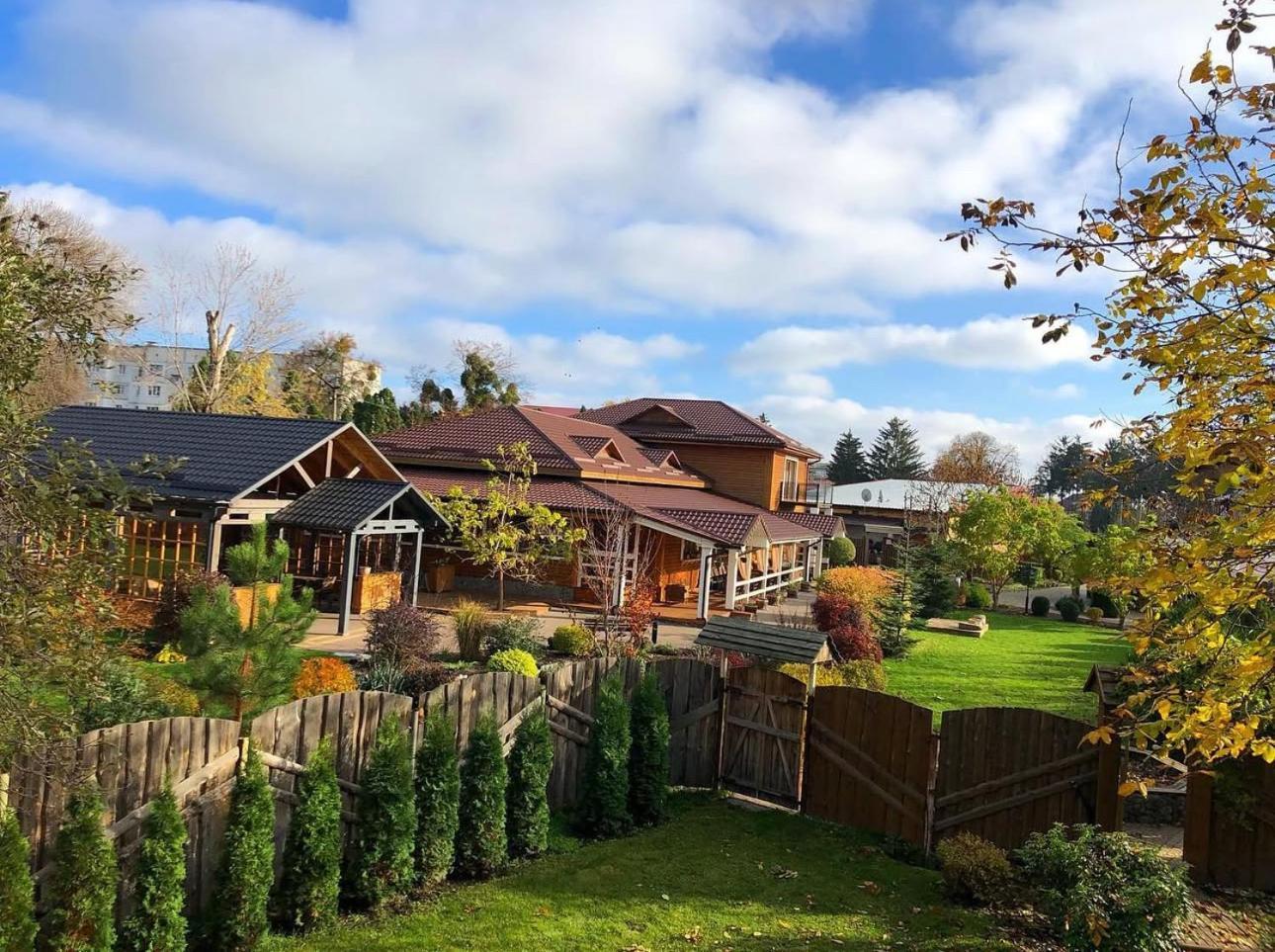 Hotel Bannyi Dvir Uzyn Екстериор снимка