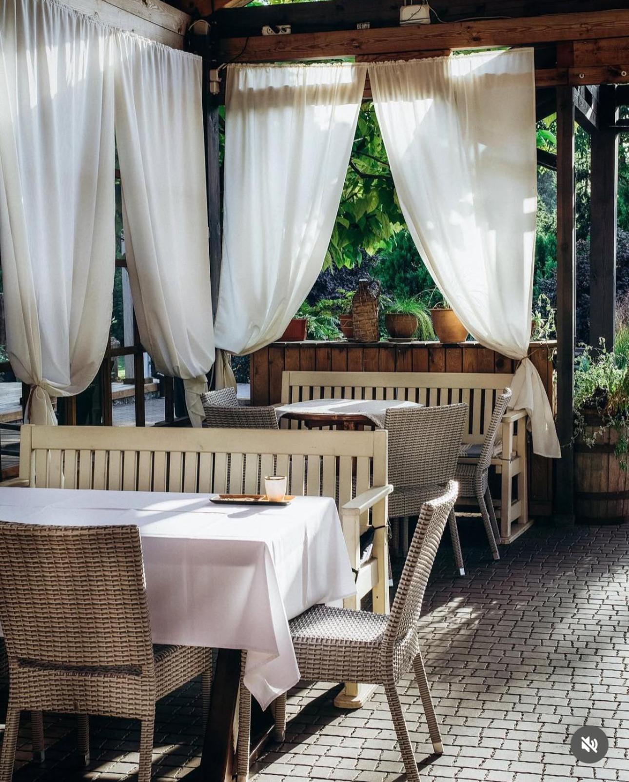 Hotel Bannyi Dvir Uzyn Екстериор снимка